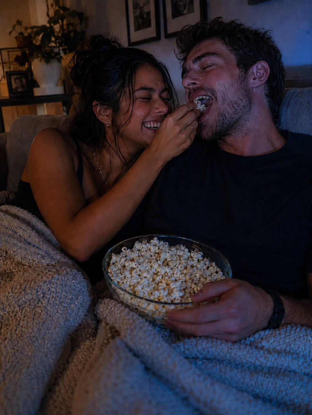 Casal vendo filme e comendo pipoca